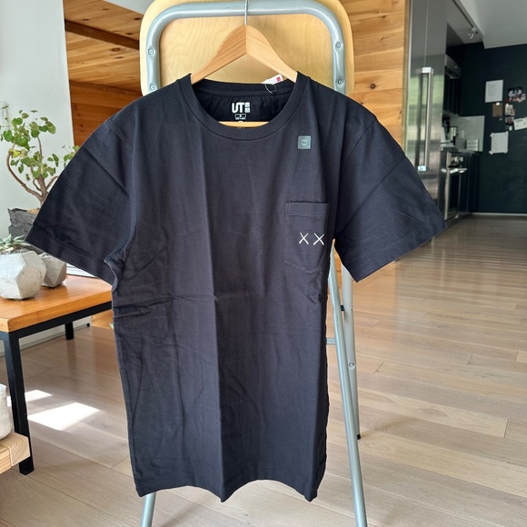[NEW] KAWS x Uniqlo x Sesame Street Black Tee - Picture 9 of 9